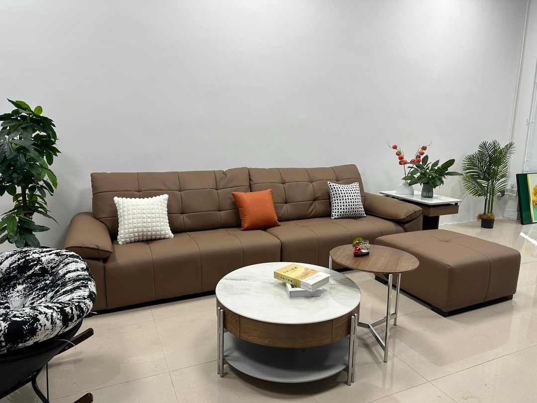 直排沙发，皮沙发，客厅沙发，最新特价款k35# 尺寸：3.1米加脚踏 颜色：浅灰色、咖色 材质：底架拉弹簧、猫抓皮、靠包公仔绵、高回弹海绵、固定靠包、一字型5分高木脚。(图2)