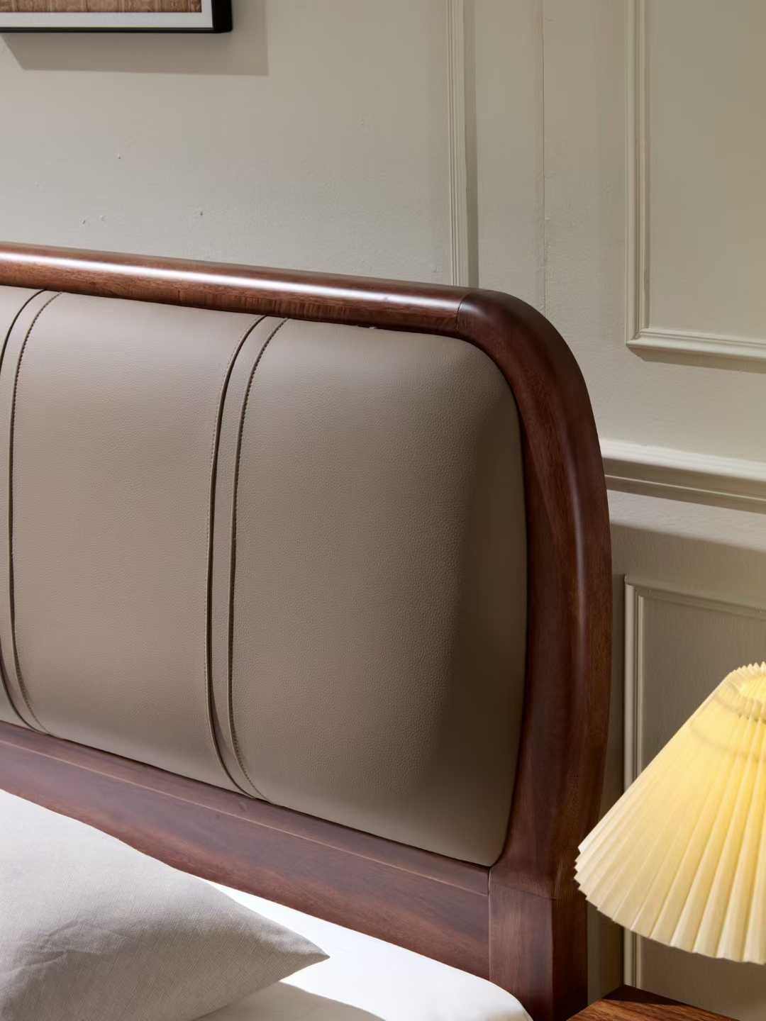 99系列#黑胡桃色软靠 材料：黑胡桃木 规格：1.5/1.8米 标配：3*20月牙桉木床边，3*6*7杉木床子 橡木卡槽：4*17橡木床边，卡槽床子 杉木高配：4*17杉木床边，2公分厚杉木满铺床板(图2)