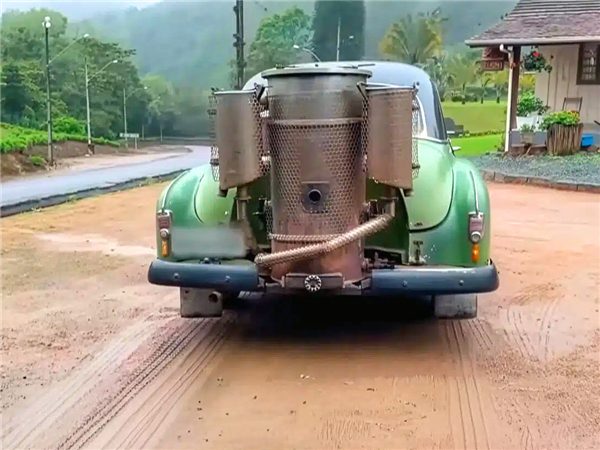 巴西奇车轶事:1952年雪佛兰靠木柴驱动驰骋半世纪(图1) 巴西奇车轶事:1952年雪佛兰靠木柴驱动驰骋半世纪(图1)